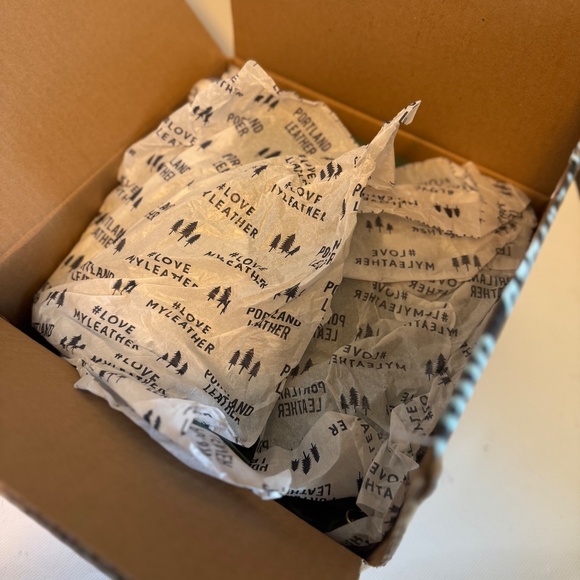 Portland Leather MEDIUM CROSSBODY TOTE Cucumber Green NEW in Box - Picture 9 of 15